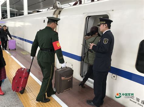武警官兵为春运护航：旅客丢失的背包找到了 - 中国军网