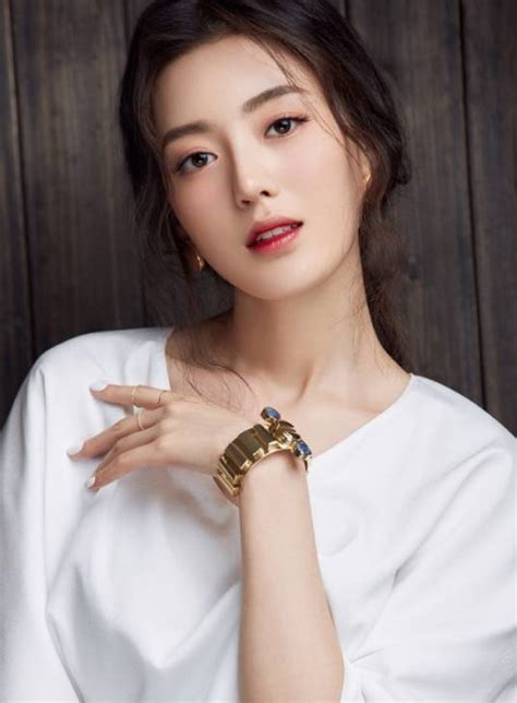 百灵潭何美璇图片