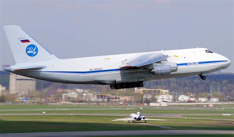 安-124运输机，俄罗斯目前能够调动的最大运输机，运送重装备专用