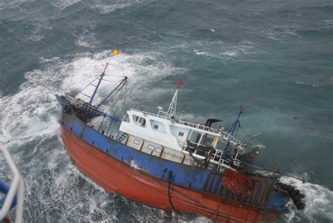 一觉醒来，中国又出大事！1艘239吨渔船沉没，3人生死未卜 - 知乎
