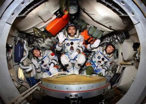 中国航天员即将出舱太空行走！揭秘中国新型“飞天”舱外服 | 北晚新视觉
