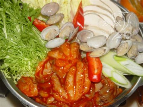 【辣白菜海鲜火锅的做法步骤图，怎么做好吃】uiui_下厨房