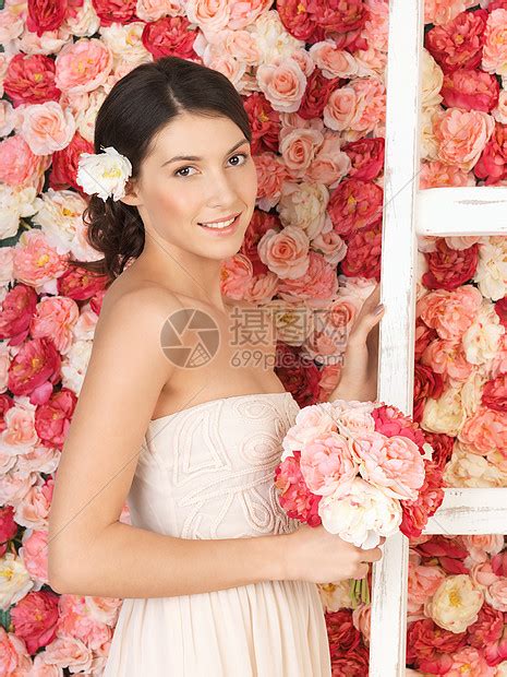 花背景充满玫瑰的女人高清图片下载-正版图片300754165-摄图网