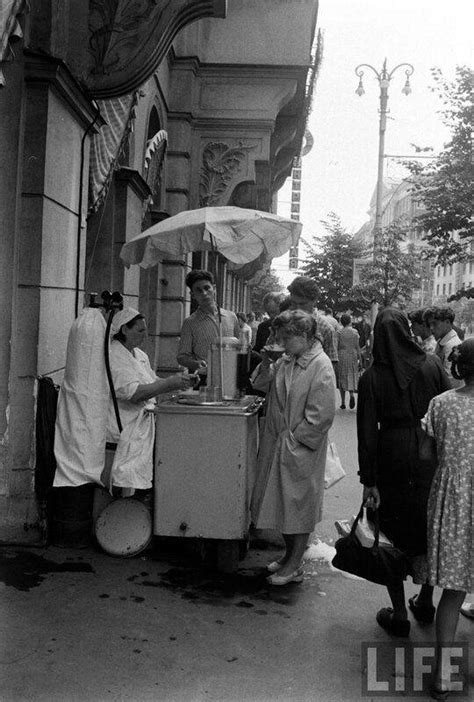 老照片：1960年苏联首都莫斯科的街头 - 派谷照片修复翻新上色
