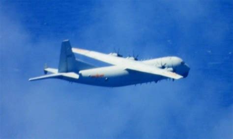 台媒：美军机刚飞越台海 解放军军机就现身