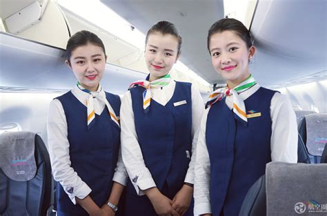 上海航空公司空姐工作制服的红与黑介绍-工作服厂家