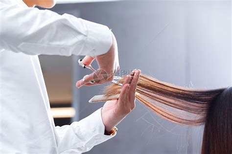 称职的理发师在她的店里为女性理发和定型,摄影素材,汇图网www.huitu.com