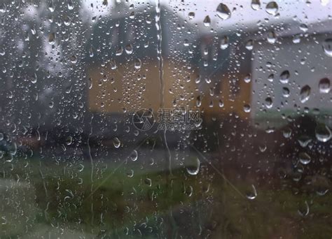 窗外下着大雨滴落在窗上高清图片下载-正版图片504306223-摄图网
