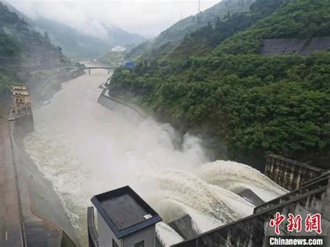 珠江流域北江发生特大洪水，沿线严阵以待