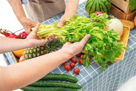 洗水果和蔬菜特写图片-包图网企业站