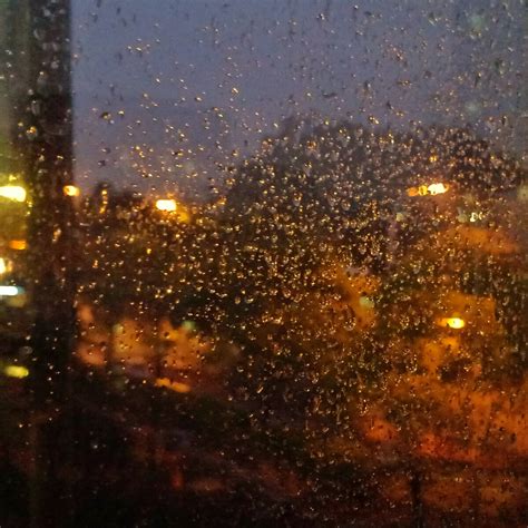窗外下着雨时户上的水滴会紧贴在窗外的水滴上绿色湿环境高清图片下载-正版图片307611061-摄图网