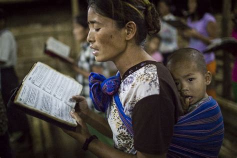 缅甸难民涌入中缅边境 中国已收容安置近3000人_手机新浪网