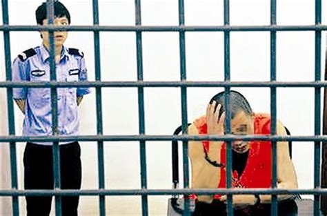 广州女毒贩被判死刑现场 哭称“自己是文盲”_广东滚动_南方网
