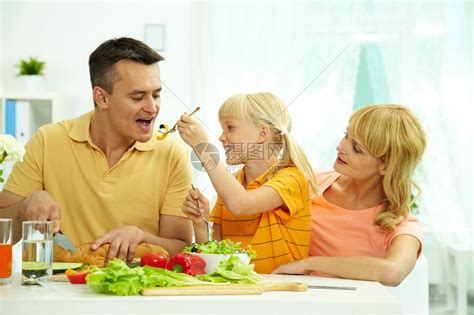 家庭,饮食人的快乐的母亲,父亲女儿家里吃早餐幸福的家庭家里吃早餐高清图片下载-正版图片300155929-摄图网