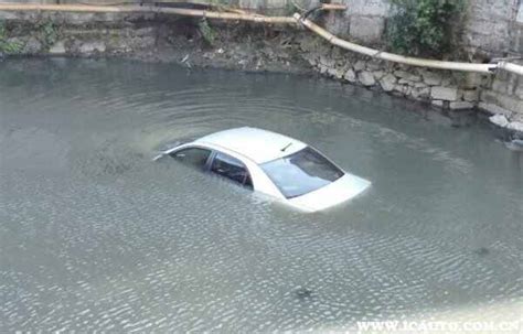 车掉进水里应该如何自救_车主指南