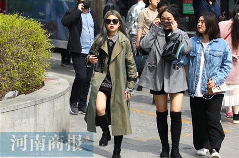 街拍：天气转热，郑州女孩们的穿着打扮，一个比一个“大胆”-大河新闻