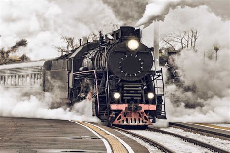 蒸汽火车图片-开出车站的蒸汽火车素材-高清图片-摄影照片-寻图免费打包下载