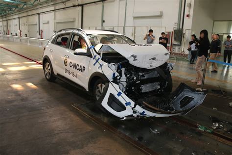 安全：东风悦达起亚KX CROSS侧面碰撞，车身变形严重-新浪汽车