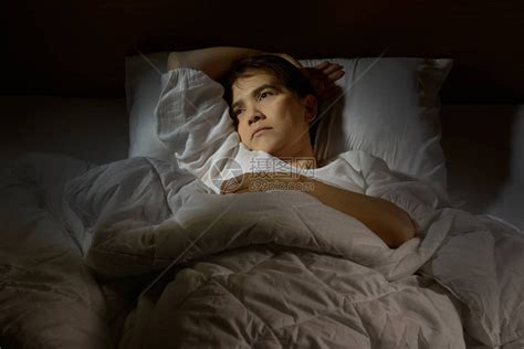 有失眠的女人躺在床高清图片下载-正版图片502688367-摄图网