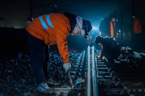 铁路装备公司状态修整备线检修车辆突破万计