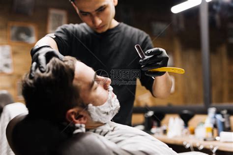 理发店技术熟练的理发师刮高清图片下载-正版图片507360114-摄图网