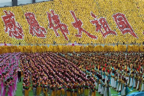 朝鲜平壤举行火炬烟花表演，庆祝建国70周年