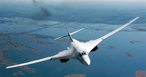 “白天鹅”进化!俄军首架图160M战略轰炸机首飞 可发射搭载核武器_腾讯视频
