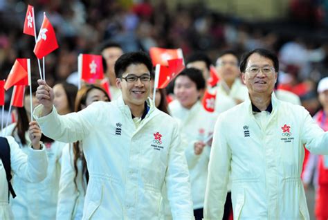 图文：东亚运开幕式 霍启刚率香港代表团入场-搜狐体育