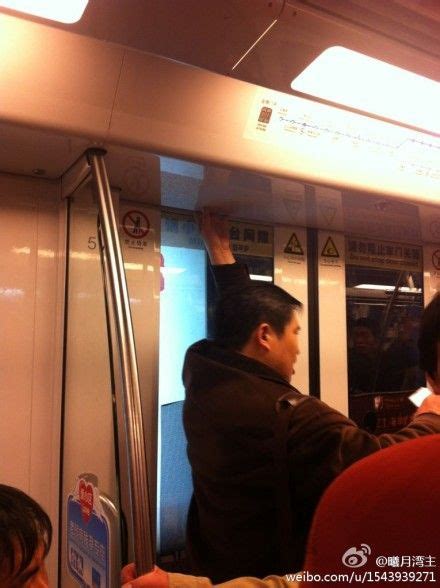 南京乘客被地铁车门夹住手 7站路后方得解脱(图)_新浪江苏新闻_新浪江苏