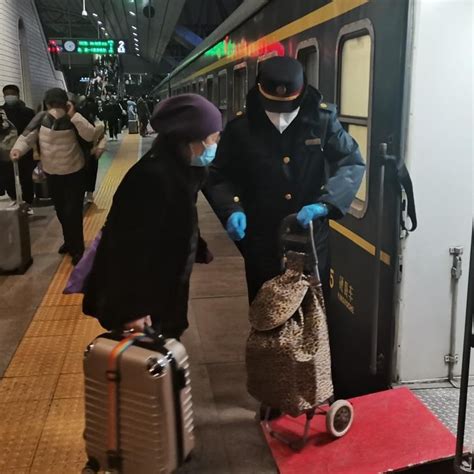 直击青岛火车站春运首日，数千旅客踏上回家路