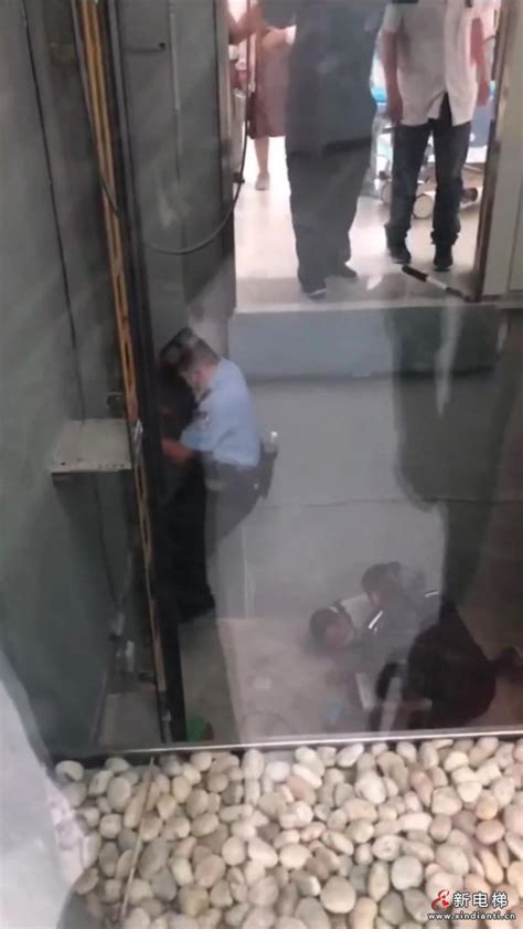 扬州男子踏空摔下电梯井骨折，警方：电梯维修没放标识_电梯安全_电梯资讯_新电梯网