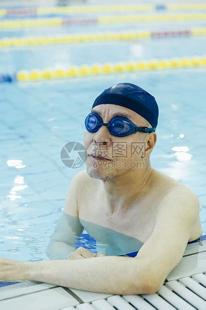 游泳池里的中老年人高清图片下载-正版图片502036704-摄图网