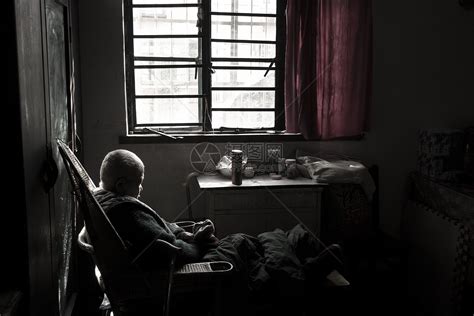 孤独的老年人高清图片下载-正版图片500806351-摄图网