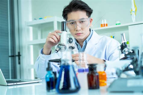 一名亚洲男科学家正在实验如何寻找药物在实验室里高清图片下载-正版图片506329848-摄图网