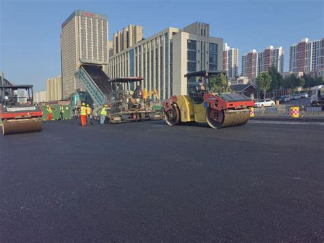 高新区舜风路全线中粒式沥青摊铺完成-济南城建集团有限公司