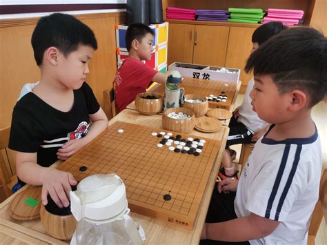 为明双语实验学校学子和国际象棋特级大师对弈__财经头条