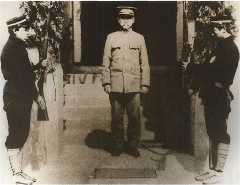 孙中山在总统府门前留影-军事史-图片