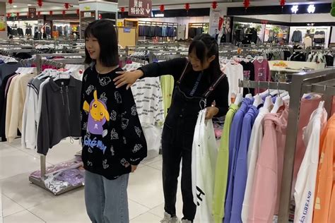 年轻的亚洲自由女性通过流媒体在网上卖衣服。销售在线直播概念。—高清视频下载、购买_视觉中国视频素材中心