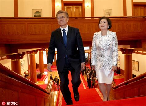 韩国新总统文在寅携妻入主青瓦台 向民众鞠躬致意－热点聚焦 | 西征网