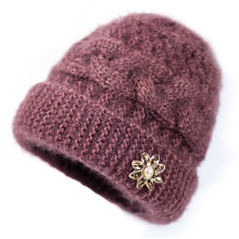 今年秋冬流行一种帽子，叫“奶奶帽”！保暖时髦，看着还减龄 - 知乎