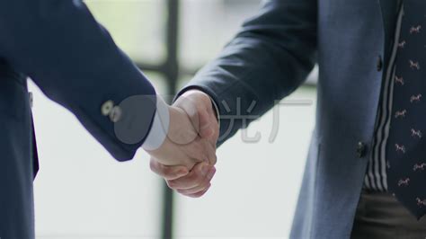 企业代理商在签署合同后与其客户握手高清图片下载-正版图片507534050-摄图网