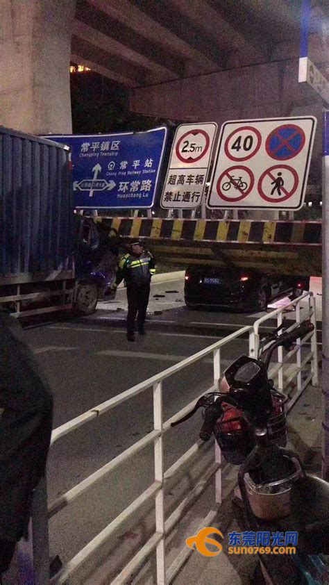 南京凤台南路高架桥上，一辆小轿车发生自燃