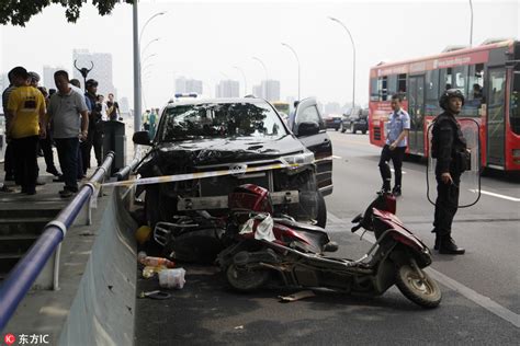 广西一男子驾车连撞多辆电动车后持刀捅人 已致2人死亡--图片频道--人民网