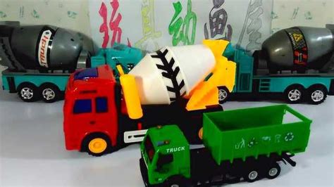 玩具动画屋：大货车与搅拌车玩具视频 38