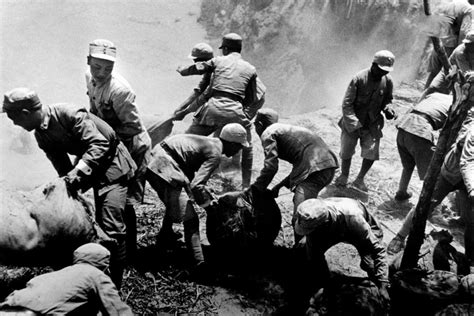 硫磺岛战役旧照：美军用火焰喷射器火烧日军，战死的日军躺满战壕