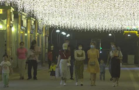 吐鲁番长沙夜市激活“夜经济”打造城市靓丽“新名片”