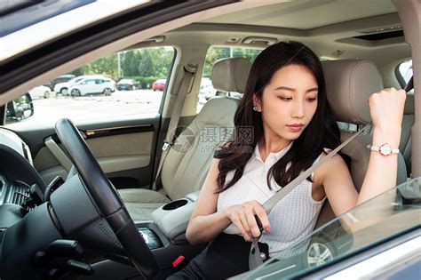 驾车前系安全带的青年女人高清图片下载-正版图片507610248-摄图网