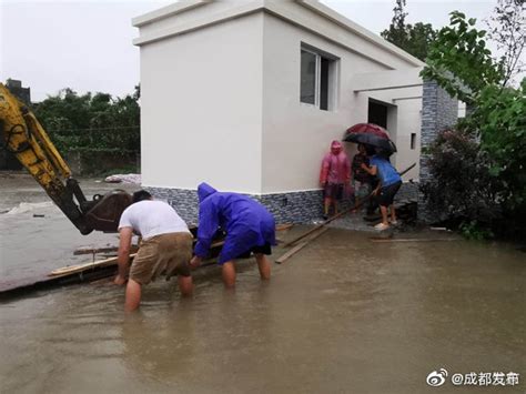 北京暴雨引发洪水，一集配站被淹80人受困，快递包裹和货车被冲跑_腾讯视频