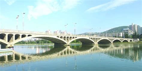 〖带你们看一看 〗红桥位于天水秦州区，它巨大的桥身飞跨藉河两岸