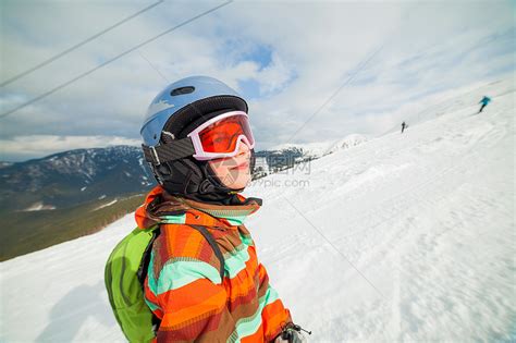 4岁小女孩滑雪像在御剑飞行，汉服滑雪惊艳整个雪场|雪场|滑雪|体坛_新浪新闻